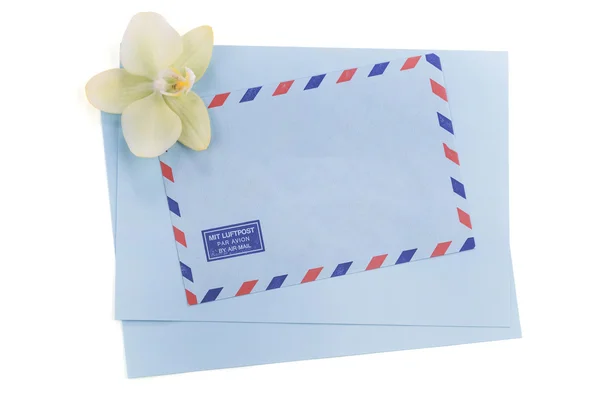 Вінтажний конверт повітряної пошти з орхідеєю — стокове фото