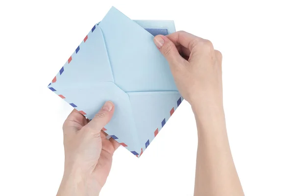 Mano femenina saca una carta del sobre del correo aéreo —  Fotos de Stock