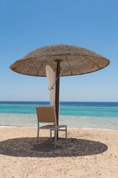 Parasol met stoel op strand — Stockfoto