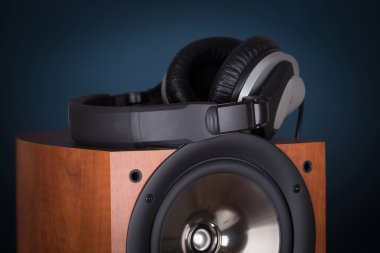 kulaklık ile yüksek hoparlör Kulesi