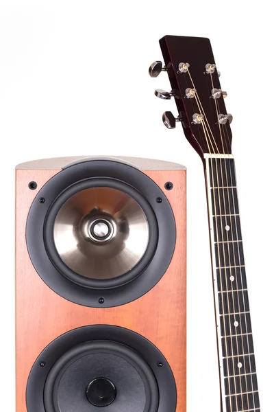 High loudspeaker tower with acoustic guitar — Stock Photo, Image