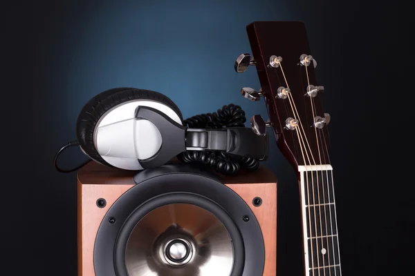 High loudspeaker tower with acoustic guitar — Stock Photo, Image