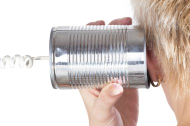 bir teneke kutu telefon onun kulağı tutan el