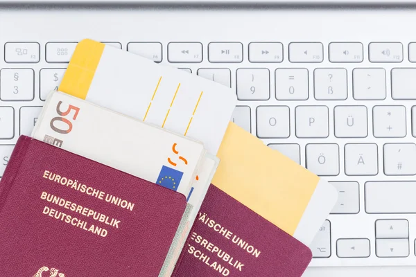 Airline tickets and travel passport — Stock Photo, Image
