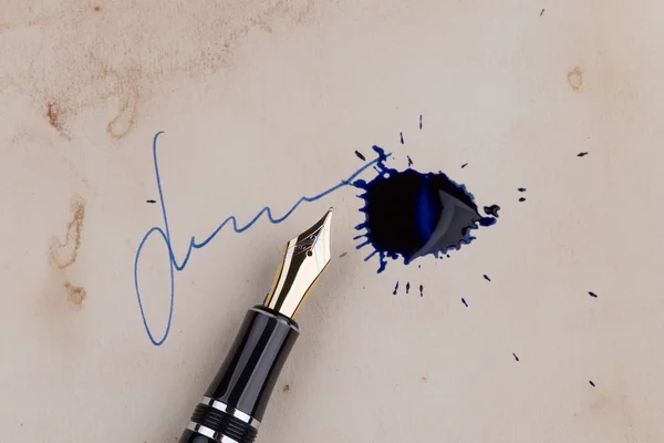 Old fountain pen with blots — Stock Photo, Image