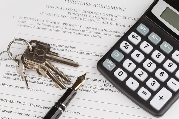 Köpeavtal med nycklar — Stockfoto