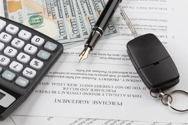 Purchase contract with the car keys — Stock Photo, Image