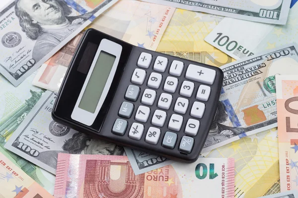 Calculatrice avec billets en euros et en dollars — Photo