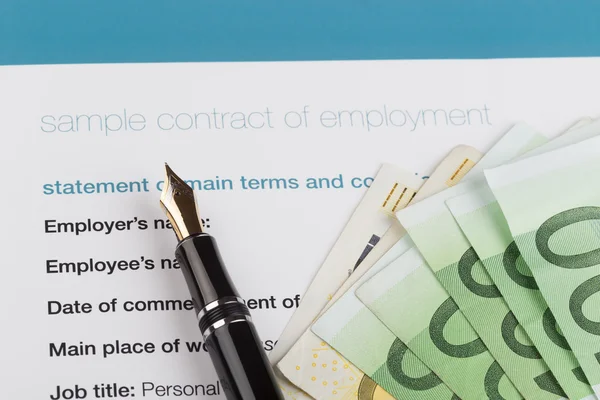 Contrato de trabalho com caneta-tinteiro — Fotografia de Stock