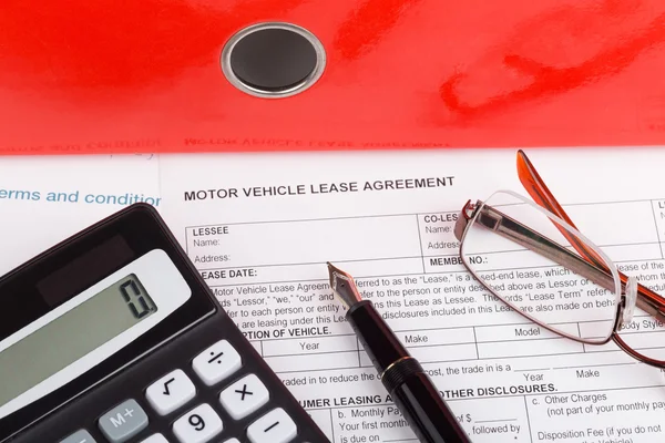 Motorvoertuig lease-overeenkomst met vulpen — Stockfoto