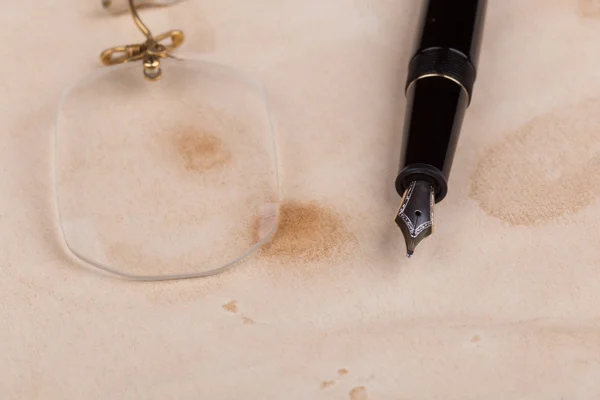 Dolma kalem ve gözlük — Stok fotoğraf