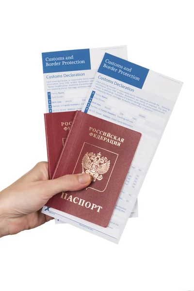 Kvinnliga handen håller ryska travel pass — Stockfoto