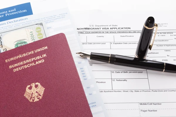 Отримання візи з німецького подорожі паспорт — стокове фото