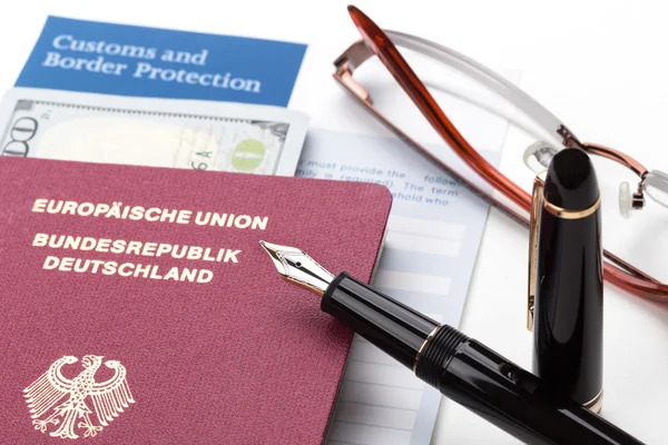 Таможенная декларация с немецким проездным паспортом — стоковое фото