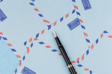 Vintage hava posta zarf ve dolma kalem