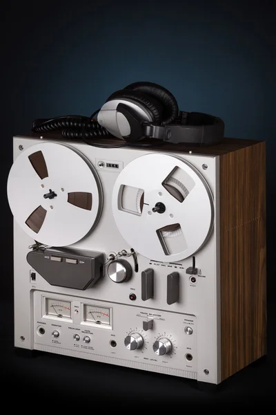 Reproductor de grabación de cubierta de cinta de carrete estéreo analógico — Foto de Stock