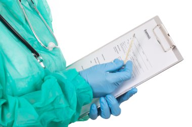 Steteskoplu ve panolu bir doktor.