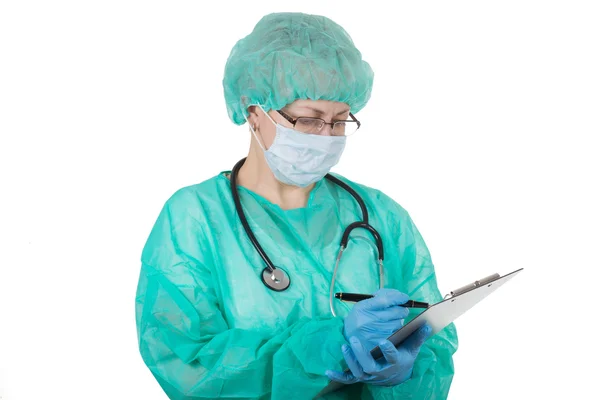Vrouwelijke arts met stethoscoop en klembord — Stockfoto