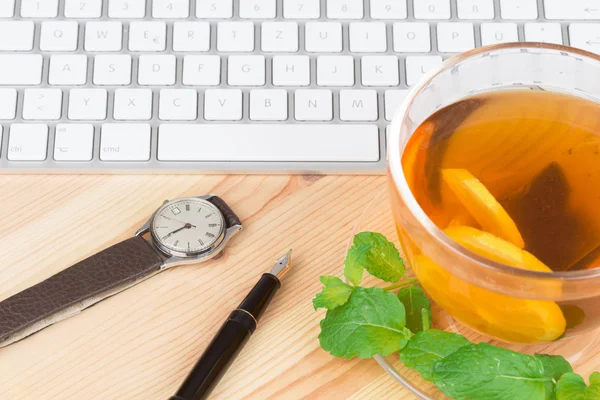 Limon çayı ile bilgisayar klavye — Stok fotoğraf