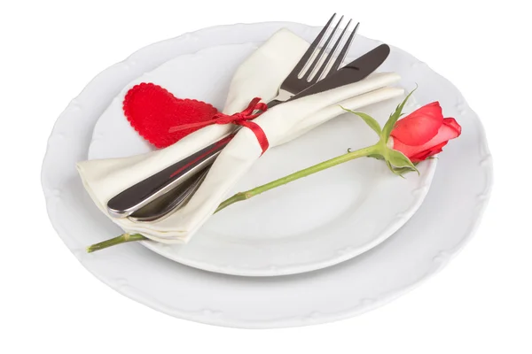 Coeur sur assiette avec fourchette et couteau — Photo
