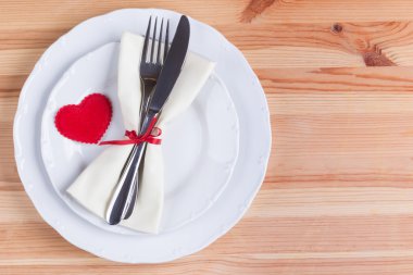 Kalp tabak çatal ve bıçak