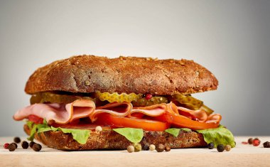 Ev yapımı sandviç. Tabakta sandviç.