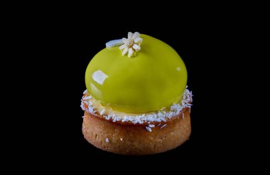 Kek siyah çekimde izole edildi.