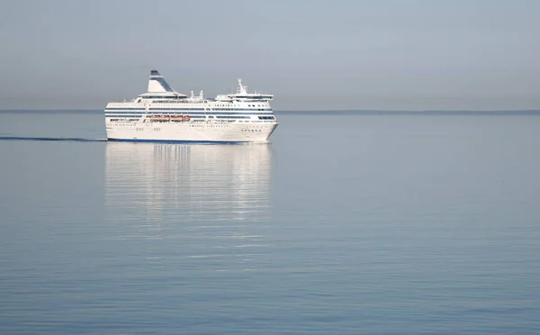 Prom pasażerski płynie do portu w Bałtyku. Zdjęcie Stockowe