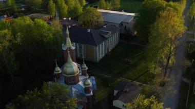 Gün doğumunda kilisenin havadan görünüşü.