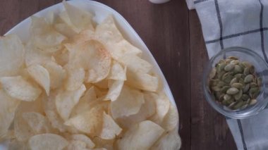 Arka planda bir fincan siyah çay ve yemek.