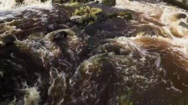 Finlandiya 'da şelale. yavaş çekim.