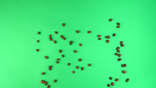 Los granos de café se recogen en taza. Detengan el video. Animación de café. — Vídeo de stock