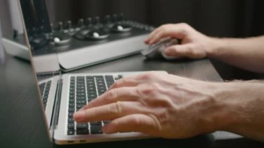 Dizüstü bilgisayar kullanan bir video düzenleyici