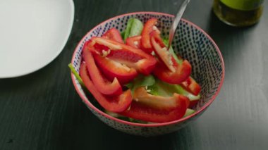 Tabakta bir kase yemek