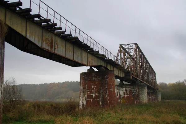Old Steel Riveted Bridge Destroyed Forgotten River Crossing Old Engineering — Stock Photo, Image