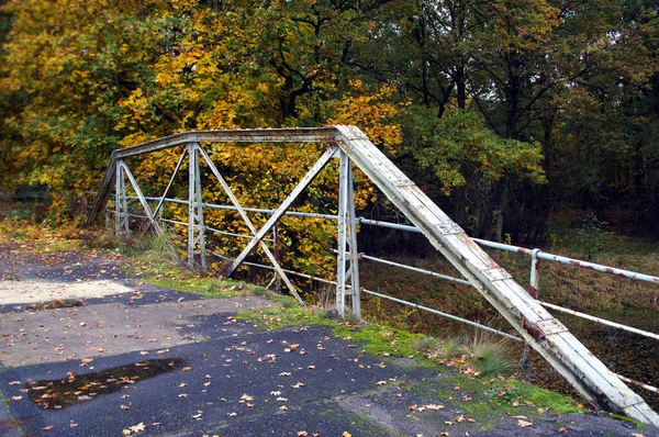 Σκουριασμένο Πριτσίνι Στην Παλιά Γέφυρα Μια Ξεχασμένη Δομή Χάλυβα — Φωτογραφία Αρχείου