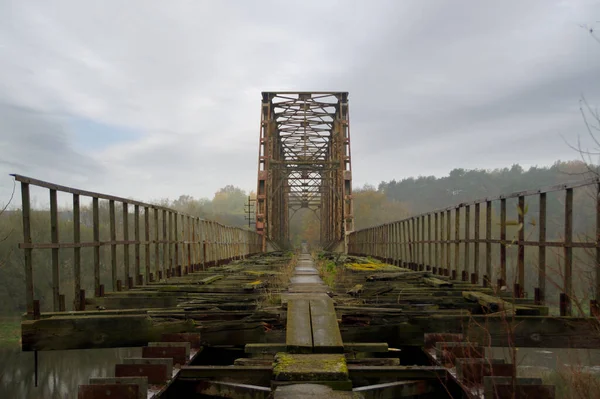 Viejo Puente Remachado Acero Cruce Río Destruido Olvidado Ingeniería Antigua —  Fotos de Stock