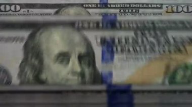 Çin Yuanı ve Amerikan Doları arasındaki rekabet için bir metafor. Ekonomik ve finansal savaş. Para sayımı döngüsüz 3D animasyon. Kriz, iş, durgunluk ve ekonomi kavramı.