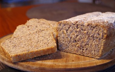Tahtadaki ekmek. Geleneksel lezzetli ve lezzetli bir somun dilimi. Ev yapımı yemek..