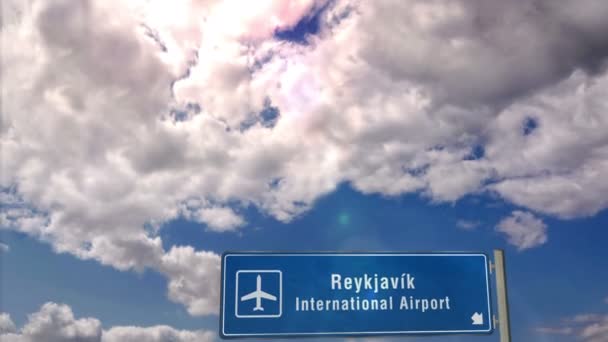 아이슬란드 레이캬비크에 착륙하는 비행기 레이캬비크 표지판을 애니메이션 — 비디오