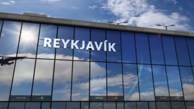 Reykjavik, İzlanda 'ya iniş yapan bir jet uçağı canlandırma yapıyor. Cam havaalanı terminali ve uçak yansıması olan Reykjavk şehrine varış. Seyahat, iş, turizm ve ulaşım kavramı.