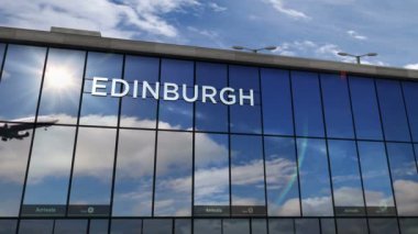Edinburgh, İskoçya 'ya iniş yapan bir jet uçağı canlandırma yapıyor. Cam havaalanı terminali ve uçağın yansıması ile şehre varış. Seyahat, iş, turizm ve ulaşım kavramı.
