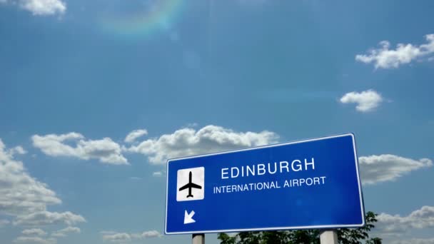 Літак Jet Приземлився Единбурзі Шотландія Прибуття Міста Знаком Напрямку Аеропорту — стокове відео