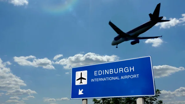 Sílhueta Avião Aterrissando Edimburgo Escócia Chegada Cidade Com Placa Direção — Fotografia de Stock