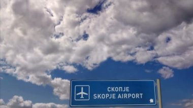 Üsküp Kuzey Makedonya 'ya jet uçağı indi. Havaalanı istikameti işaretli şehir gelişi. Seyahat, iş, turizm ve ulaşım konsepti. 3B canlandırma canlandırması.
