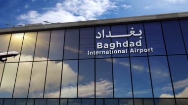 Irak, Bağdat 'a iniş yapan bir jet uçağı 3 boyutlu animasyon yapıyor. Cam havaalanı terminali ve uçağın yansıması ile şehre varış. Seyahat, iş, turizm ve ulaşım kavramı.