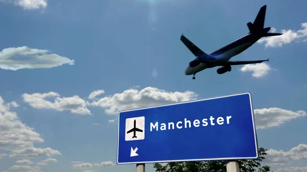 在英国曼彻斯特 英国等地着陆的飞机轮廓 城市到达与国际机场方向的标志板和蓝天 旅行和运输概念 — 图库照片