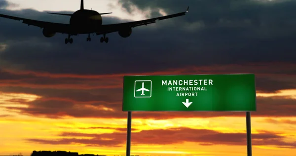 Aeronave Silhueta Pouso Manchester Inglaterra Reino Unido Chegada Cidade Com — Fotografia de Stock