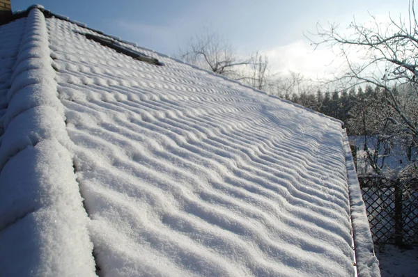 Schnee Auf Dem Dach Sonnenschein Eine Winterliche Schicht Aus Weißen — Stockfoto