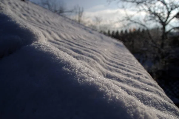 Schnee Auf Dem Dach Sonnenschein Eine Winterliche Schicht Aus Weißen — Stockfoto